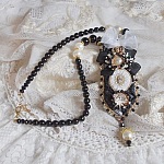 Collier Noir Sacr&eacute; Haute Couture brod&eacute; avec des cristaux : navette, cabochon, perles rondes aplaties, toupies aux couleurs Cristal et Jet, rondelles, perles rondes Verre, rubans, organza et dentelle